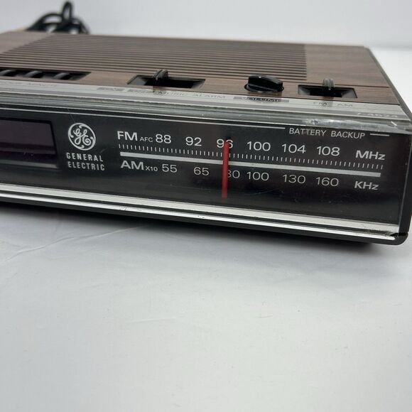 General Electric GE 7-4624A AM/FM Digital Alarm Clock Radio Wood Grain Finish - Picture 11 of 13